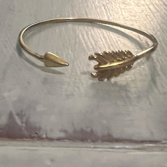 Stella & Dot Bangle Bracelet Arrow Gold Tone Vintage Designer Signed - Picture 4 of 6